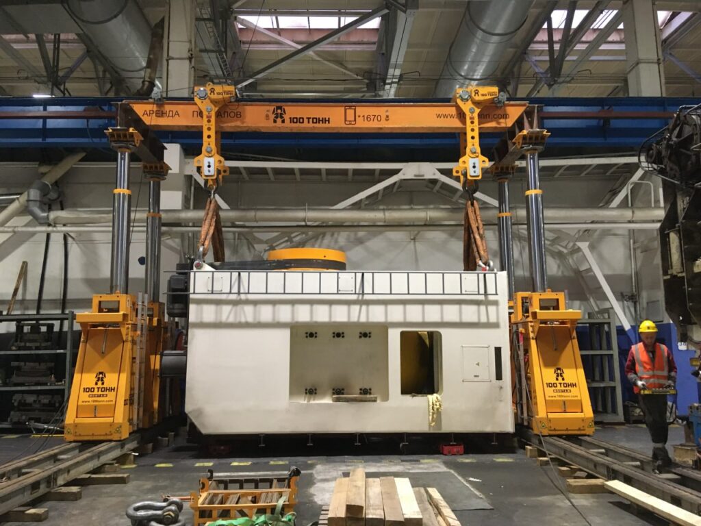 Установка технологического оборудования с помощью гидравлического портала