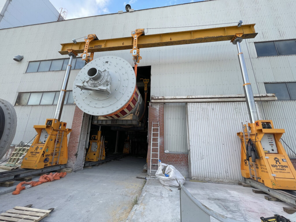 Портал подает мельницу в цех Портал подает мельницу в цех