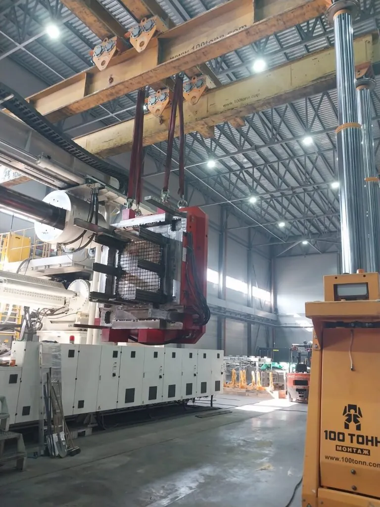 Демонтаж термопластавтомата для замены пресс-форм Демонтаж термопластавтомата для замены пресс-форм